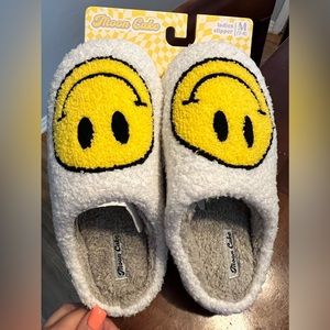 Smiley Face slippers yellow&cream women’s size 7/8…BRAND NEW